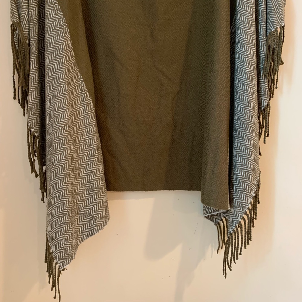 Universal Thread Aztec/boho inspired poncho - Picture 3 of 7